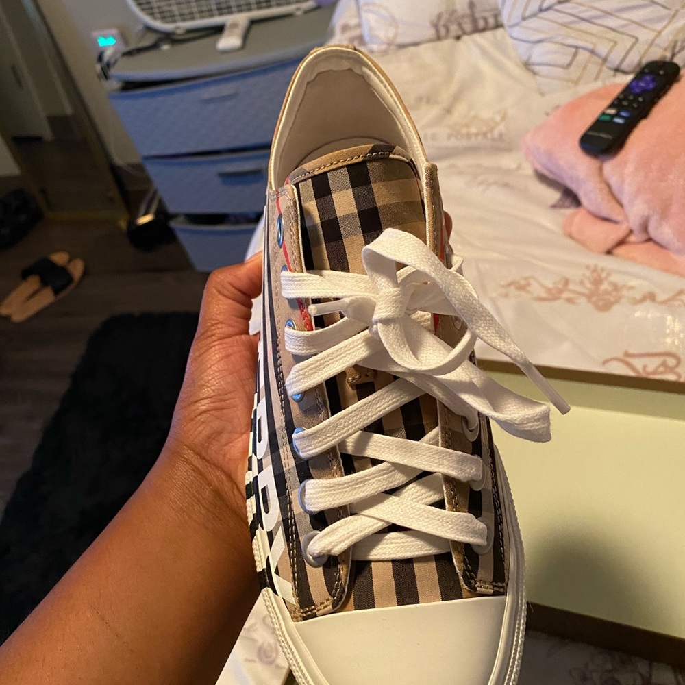 Burberry shoes - Picture 3 of 4